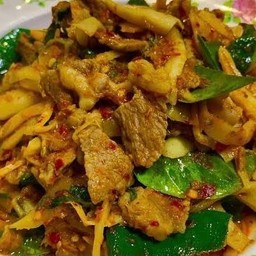 ข้าว ผัดพริกแกงหมูนุ่มใส่หน่อไม้