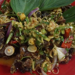 ยำกบทอด