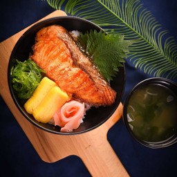 ข้าวหน้าแซลมอนย่างเกลือ+มิโซะซุป