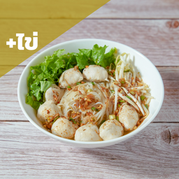 ก๋วยเตี๋ยวลูกชิ้นหมูต้มยำใส่ไข่