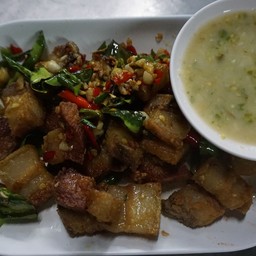 หมูกรอบคั่วพริกเกลือ