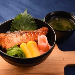 ข้าวหน้าแซลมอนย่างซีอิ้ว+มิโซะซุป