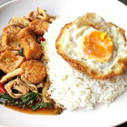 ข้าวราดกะเพราเต้าหู้เห็ดรวมไข่ดาว