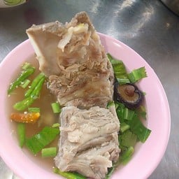ชายสี่ บะหมี่เกี๊ยว ร้านนายจำเป็น