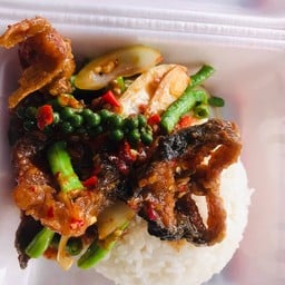 ข้าวพริกแกงปลาดุกกรอบ