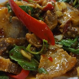 ผักกระเพราหมูกรอบ