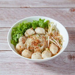 ก๋วยเตี๋ยวลูกชิ้นหมูต้มยำ