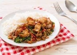 ข้าวกระเพราหมูกรอบ /Crispy Pork Basil On Rice