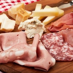 Piatto Di Salumi E Formaggie