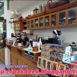 เคาน์เตอร์ร้านอันเป็นเอกลักษณ์ ขายกาแฟสำเร็จรูปด้วย