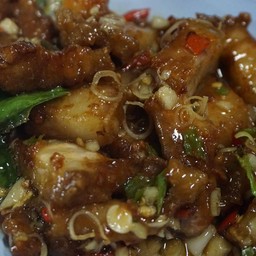 สามชั้นผัดตะใคร้