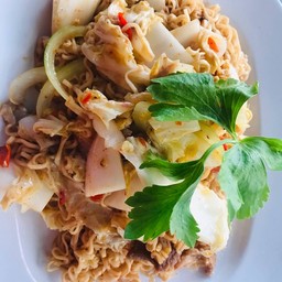 ผัดมาม่าต้มยำหมู