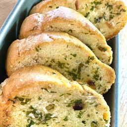 ขนมปังกระเทียม  Garlic Bread