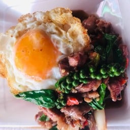 ข้าวกะเพราะเนื้อกะไข่ดาวพิเศษ