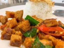 ผัดเครื่องแกงหมูกรอบ/Stir Fried Crispy Pork With Curry Paste