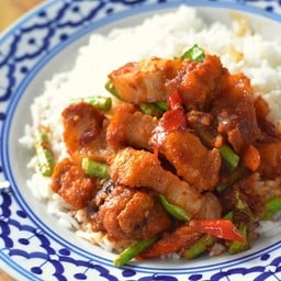 พริกแกง หมูกรอบ