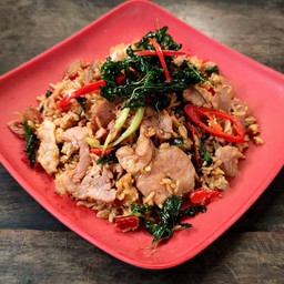 กะเพราเบคอนคลุกข้าว (Spicy fried rice bacon with thai holy basil and chillies)