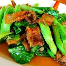 ผัดคะน้าหมูกรอบ/Stir Fried Kale With Crispy Pork