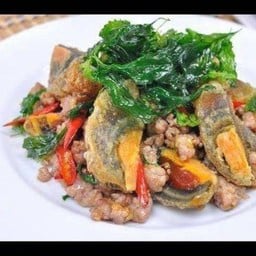 กระเพราไข่เยี่ยวม้า ราดข้าว
