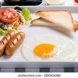 แฮม ไส้กรอก ไข่ดาว