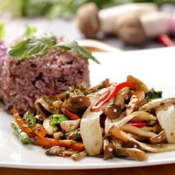 ข้าวกระเพราเห็ดรวม