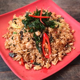 กะเพราคลุกข้าว (Spicy fried rice with thai holy basil and chillies)