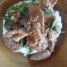 ผัดพริกแกงหมูหมักราดข้าว