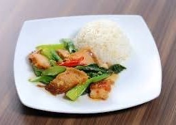 ข้าวคะน้าหมูกรอบ / Kale Crispy Pork On Rice