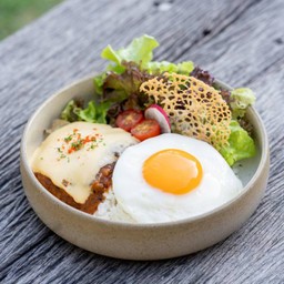 ข้าวเนื้อวากิวแฮมเบิร์กชีสซอสมะเขือเทศ