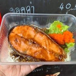 ข้าวหน้าปลาแซลมอน