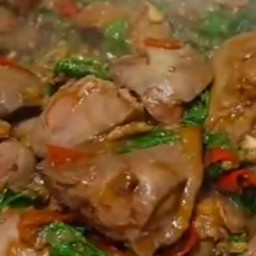 กะเพาเครื่องในไก่