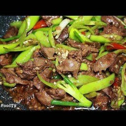 เครื่องในผัดพริกหยวกกับข้าว