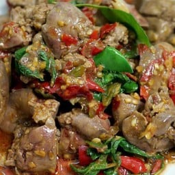 กะเพราเครื่องในไก่กับข้าว