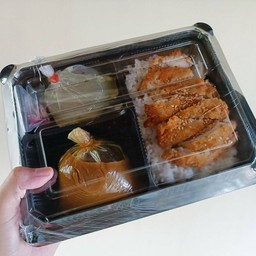 ไก่ไฮโซ แกงกะหรี่ญี่ปุ่น (เสริฟคู่ ข้าวญี่ปุ่น และ ซูปมิโซะ) “ร้านเดียวกับกาละมัง” เพชรเกษม81