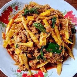 กระเพราหมูสับหน่อไม้