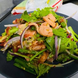 ยำแซลมอนสุก Spicy Salmon Aburi Salad