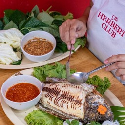 เมี่ยง ปลาเผา ตัวใหญ่ๆ สดๆใหม่ๆ พร้อม ขนมจีน น้ำจิ้ม แบบ ซีฟู้ดส์ และน้ำจิ้ม หวานกลมกล่อมอร่อยเลิศมากมายผักสดๆ สะอ้านแถมฟรี ตำข้าวโพด