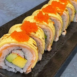 [อร่อยซ่ากับโค้ก] Aburi Salmon Cheese Roll  (8)คำ +  โค้ก ออริจินัล (ขวด) 