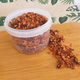 ถั่วเน่าแผ่นทรงเครื่อง  115 กรัม บรรจุกระปุกพลาสติก