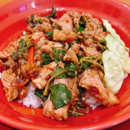 ข้าวราดกะเพราเนื้อชิ้น