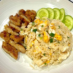 ข้าวผัดไข่ หมูย่างนมสด