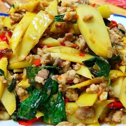 กะเพราหมูสับหน่อไม้ราดข้าว