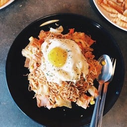 มาม่าผัดต้มยำน้ำข้นไข่เยิ้ม