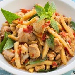 กะเพราหน่อไม้ไก่ราดข้าว