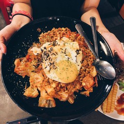 มาม่าผัดเกาหลีไข่เยิ้ม