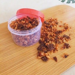 ถั่วเน่าแผ่นทรงเครื่อง   30 กรัม  บรรจุกระปุกพลาสติก