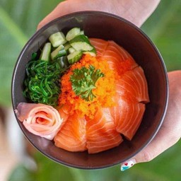[อร่อยซ่ากับโค้ก] ข้าวหน้าแซลมอนสด S +  โค้ก ออริจินัล (ขวด)