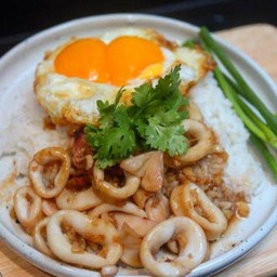 ข้าวหมึกทอดกระเทียม ฟรีไข่ดาว