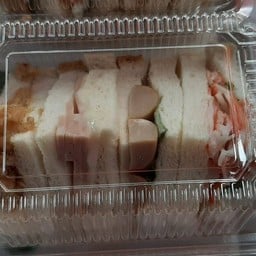 แซนวิชขนมปังขาว4ไส้ แฮม ปูอัด ไส้กรอก หมูหยอง