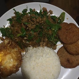 ข้าวราดกะเพราวุ้นเส้น